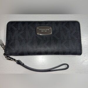Michael Kors Jet Set Travel Continental Wristlet/Clutch in black signature logo